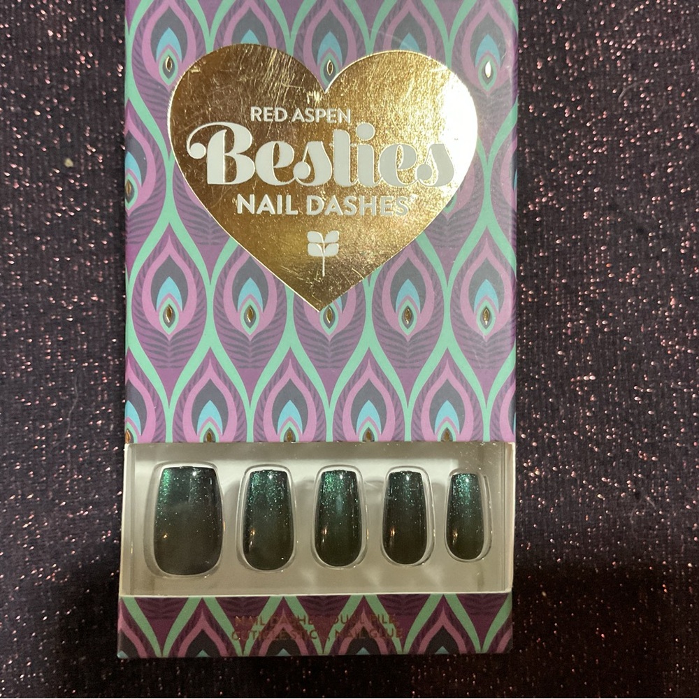 Green Press-On Nails with Metallic Finish and Coffin Shape